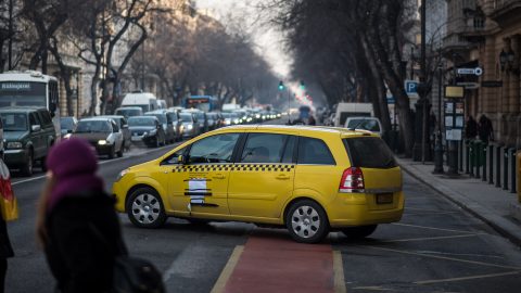 Több mint félmilliárd forintból taxizhatnak akár a minisztériumi dolgozók a következő két évben