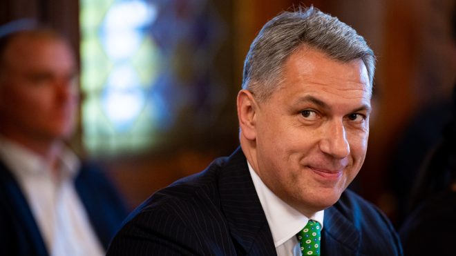 Kiderült, melyik magyar politikus költözik be Hajdú Péterhez Lázár