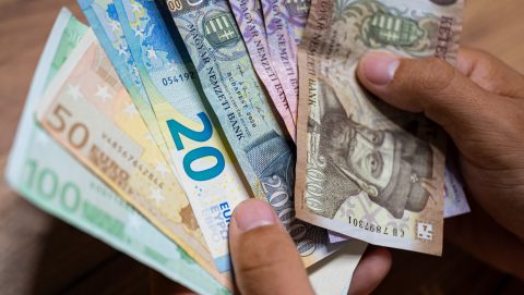 413 alá gyengült a forint