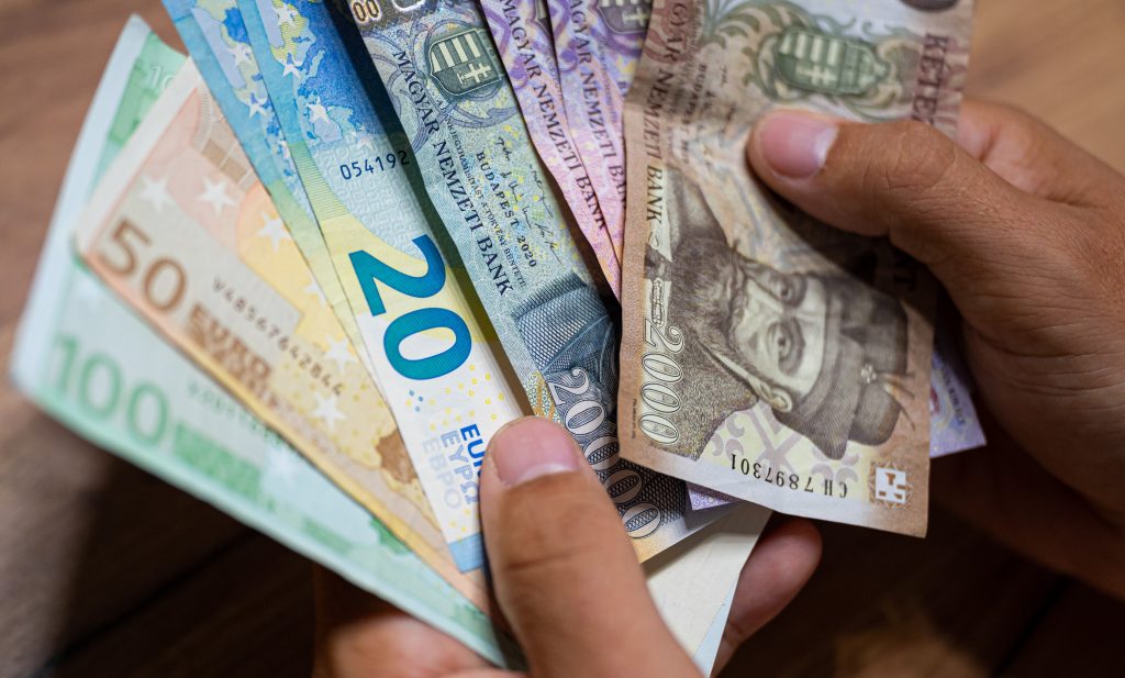 A forint árfolyama alig változott csütörtök reggel A forint árfolyama alig változott csütörtök reggel