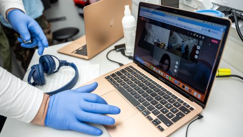 Jöhetnek a gondozó robotok, ha nem lesz elég ápoló