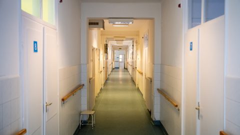 Egy férfi orvosnak öltözve járkált kórházakban, a rendőrség kuruzslás gyanúja miatt nyomoz