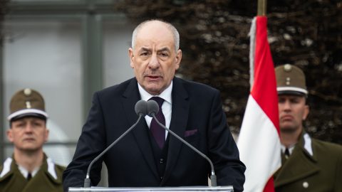Sulyok Tamás beköltözött a Karády-villába