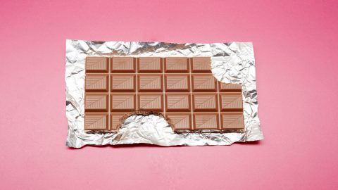 Mennyi csokit kell ennünk, hogy belehaljunk?