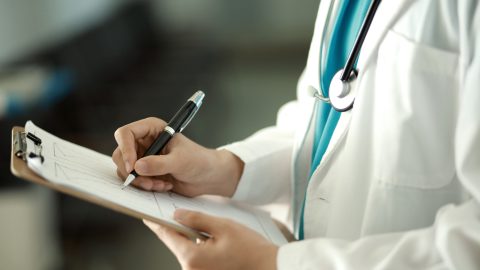 Munkahelyükről vittek el több orvost és asszisztenst a rendőrök