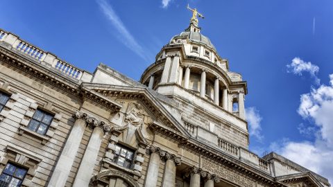 Beperelte szüleit a 13 éves brit fiú, akit állítólagos bandakapcsolatai miatt afrikai iskolába küldtek