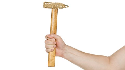 Bíróság előtt a meztelen ács, aki 23-szor szúrt meg ollóval egy rendőrt