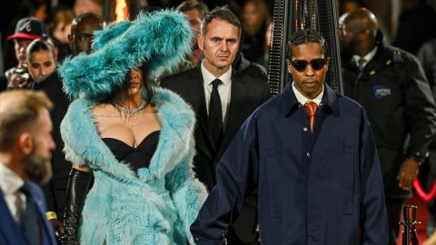 Rihanna kék szőrmébe öltözött, rajongói szerint úgy festett, mint a Szezám utca Sütiszörnye