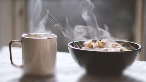 Most akkor már a zabkása is árt?! Új brit törvény tiltja a reggeli étel reklámozását