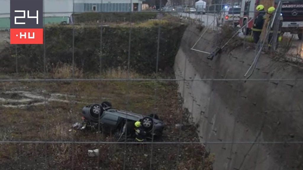 Öt méter mély munkagödörbe zuhant egy autó Angyalföldön – videó