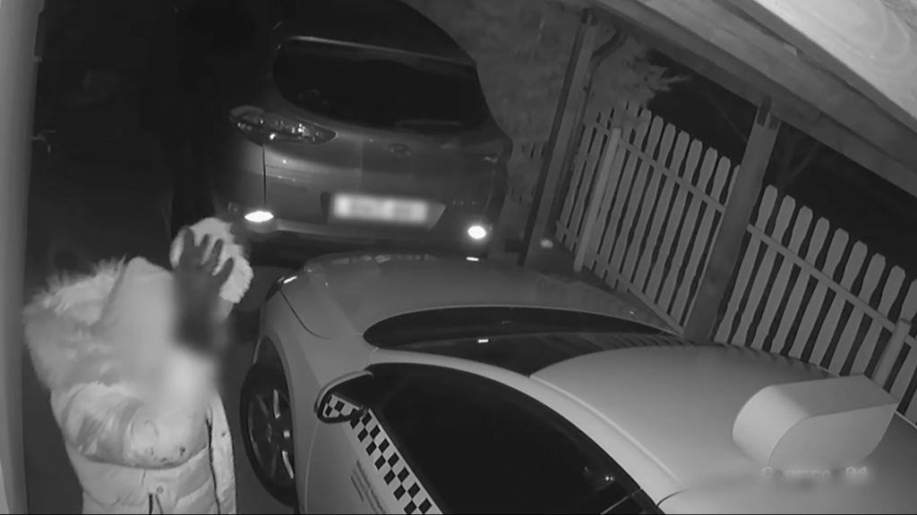 Autófeltörés közben arcon dobta magát, most vádat emeltek ellene – videó