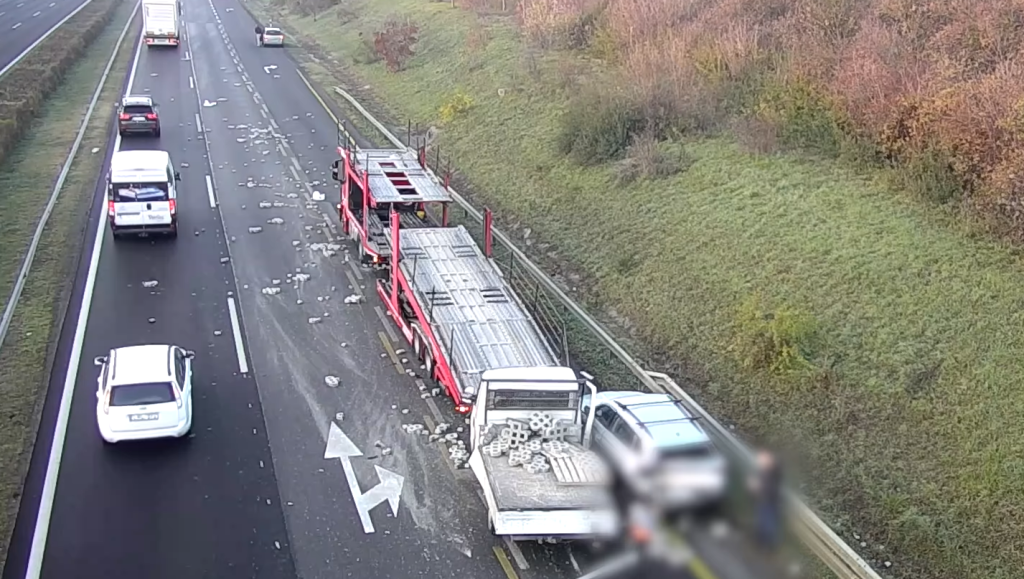 Hét autót tört össze egy sofőr az M7-esen