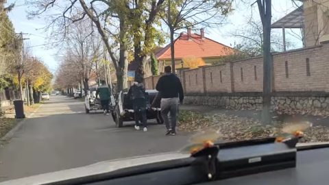 Elvették a jogsiját, ő erre jól félbe is vágta a Suzukiját – videón Pápa két legextrább „kézikocsija”