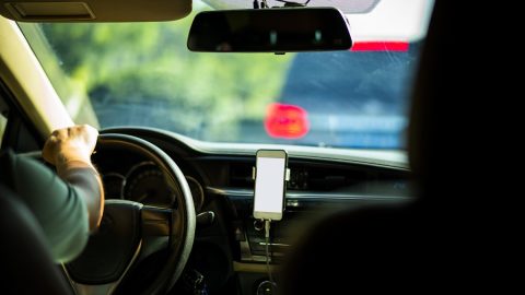A taxis furcsa zajt hallott, megfordult, és olyat látott, amit nem szeretett volna