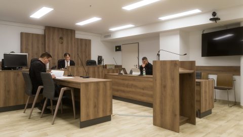 Megbukott a hazugságvizsgálaton Dr. Zs., akit azzal vádolnak, hogy lelökte a lépcsőn az anyját