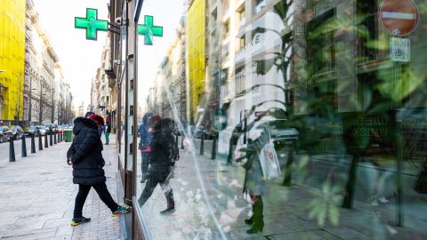 Döntött a kormány, az egészségbiztosító megkezdi a patikák elmaradt kifizetését
