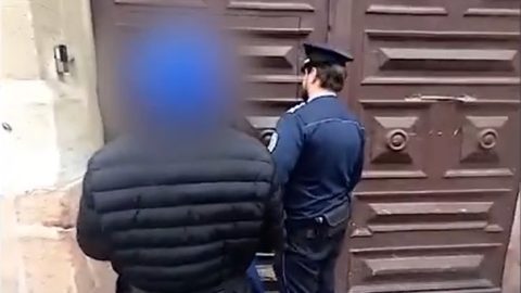Pokollá tették a három kisgyermekük életét, bántották, fenyítették és éheztették a kicsiket