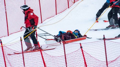 Nagyot bukott, a védőhálóban landolt, szánkóval kellett levinni a dombról