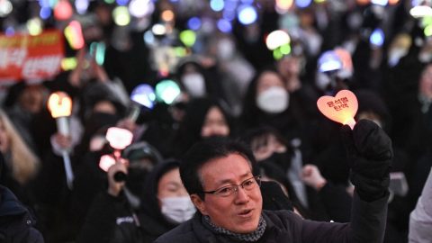 Dél-Koreában a minap még hadiállapotot vezettek volna be, most viszont őrizetbe vették a hadügyminisztert, a főbelügyes meg lemondott