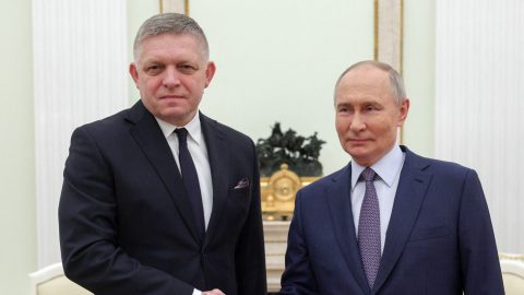 Bizalmatlansági indítványt nyújtanak be Robert Fico ellen, amiért Moszkva felé viszi Szlovákiát