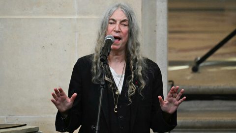 Patti Smith összeesett a színpadon, miután napokig tartó migrénben szenvedett