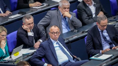 Leomlott a tűzfal: a német kereszténydemokraták az AfD-vel együtt szavazták meg a migráció szigorítását
