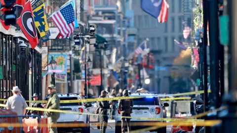 Az Iszlám Állam zászlója volt a New Orleans-i merénylőnél, az FBI szerint tettestársai is voltak