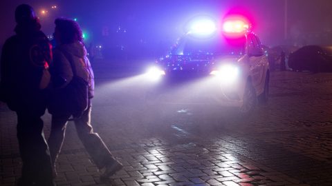 Drónroncsok zuhantak egy kijevi lakóházra, civil áldozatok vannak