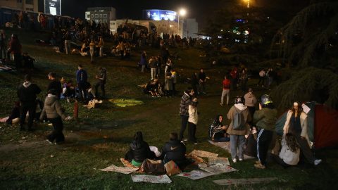 Baseballütővel támadtak Újvidéken a tüntető egyetemistákra, egy lány súlyosan megsérült