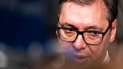 14 külföldi aktivistát vittek be az éjszaka közepén, hogy kiutasítsák őket Szerbiából