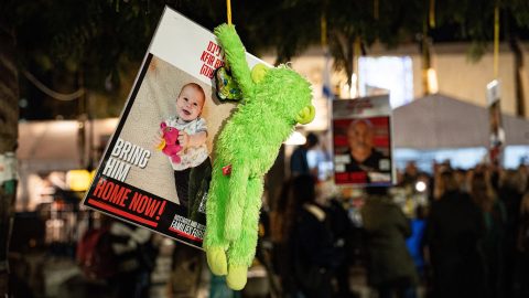 Életbe lépett a gázai tűzszünet: egy elrablásakor 9 hónapos kisfiút is szabadon enged a Hamász