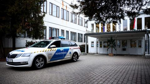Az iskolai bombariadók dacára marad a mobilszigor