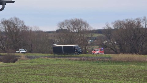Árvízvédelmi gátra vitt a navigáció egy magyar kamionost Ausztriában
