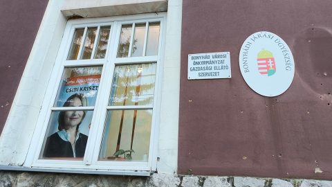 A fideszes képviselőjelölt plakátja néz ki a bonyhádi ügyészség ablakából