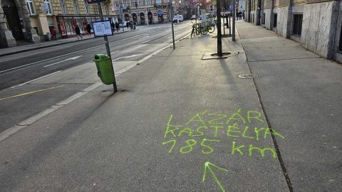 Közel 30 vasútállomásnál festették fel, merre van Lázár János kastélya, hogy visszavágjanak neki