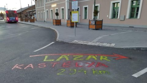 Megkérdeztük a BRFK-t, miért tartottak házkutatást a Kutya Párt passzivistájánál, aki felfestette, merre van Lázár kastélya