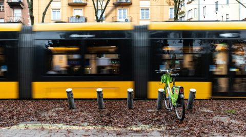 A síneken ült a férfi, akit halálra gázolt a villamos a Gubacsi úton – büntetőeljárás indult