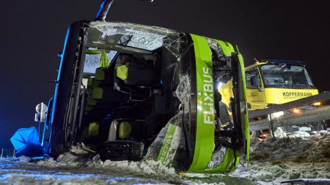Ketten meghaltak és többen megsérültek egy németországi buszbalesetben