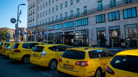 Taxissztrájk jön Budapesten, tiltakoznak az adóemelés ellen is