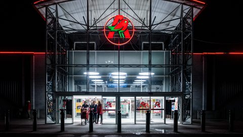 Lemarad az Auchan a bérversenyben, a szakszervezet szerint sokan távozhatnak a cégtől