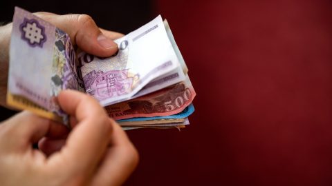 Forintgyengüléssel kezdődik a hét