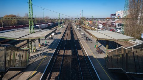 A vonat műszaki hibája miatt a fagyban gyalogoltak az utasok Tatabányánál