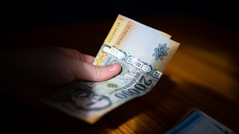 Hamis pénzek foroghatnak a magyar boltokban, figyelmeztet a rendőrség