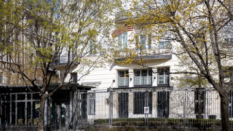 Tucatnyi bombafenyegetést küldött kamucímekről budapesti nagykövetségeknek egy férfi