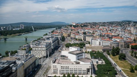 Bombafenyegetés miatt kiürítették az egyik pozsonyi egyetemet is