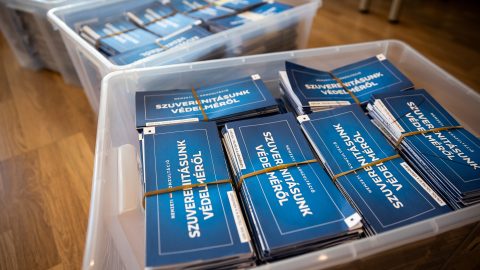 A Kutya Párt megint nyomkövetőt tett a nemzeti konzultációs ívekre – ezúttal eltérítették őket