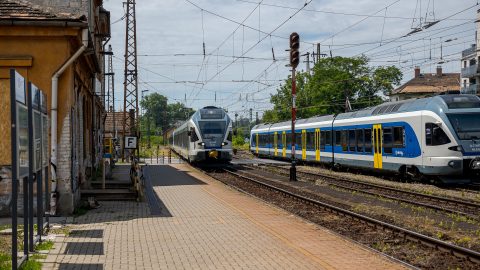 Tavaly 22 ezer hamburgert és 280 ezer korsó sört adtak el a MÁV járatain
