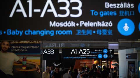 Leugrott egy férfi a budapesti reptér galériájáról
