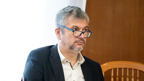 Hadházy: másfél milliós asztalok, félmilliós székek kerülnek a Karmelita melletti épületbe