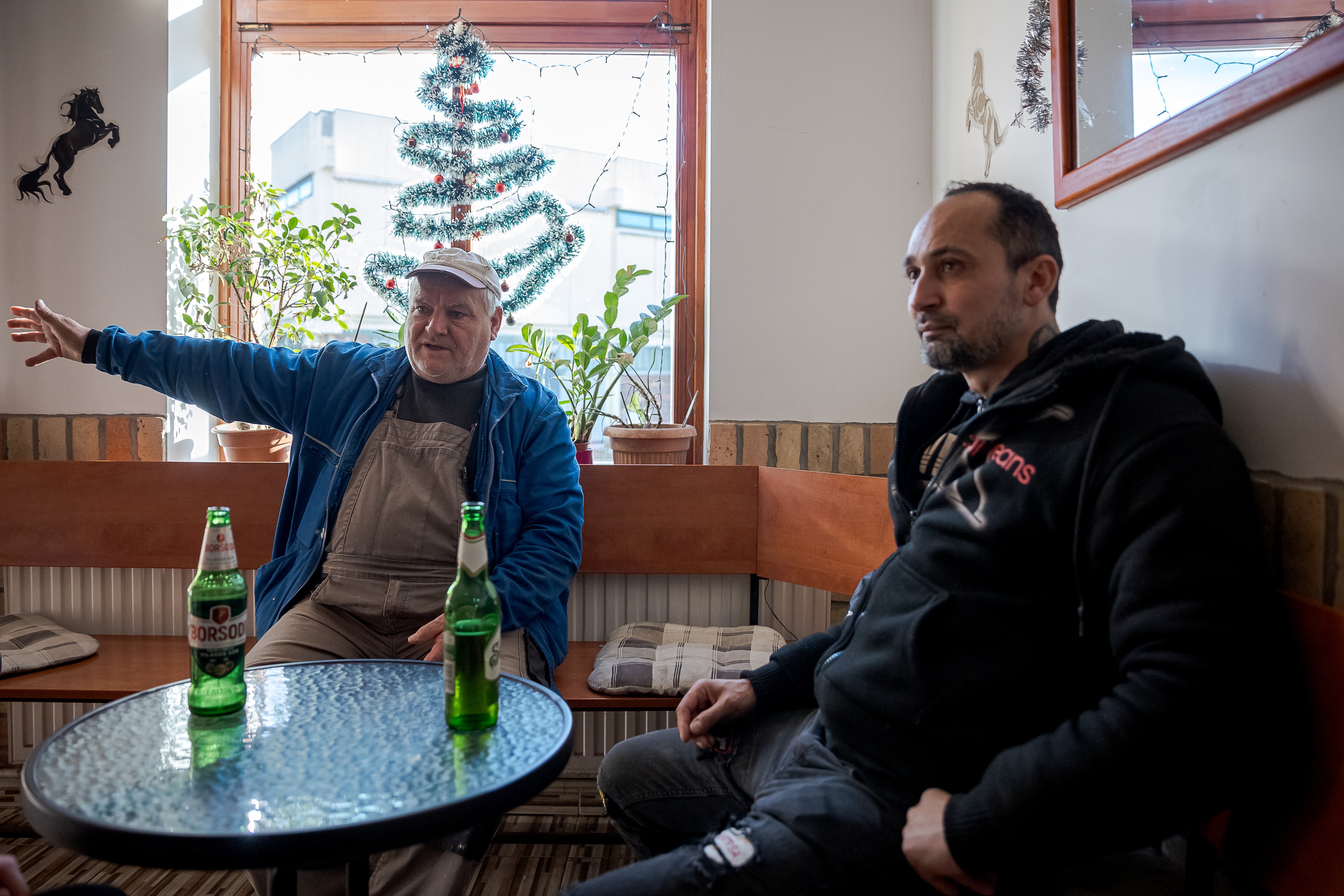 „Dőlnek össze a házak, állva lehet szarni a gazban” – kampányriport az időközi választásra készülő Dombóvárról, ahol a Fidesz „nagyon-nagyon be van ágyazva” 10